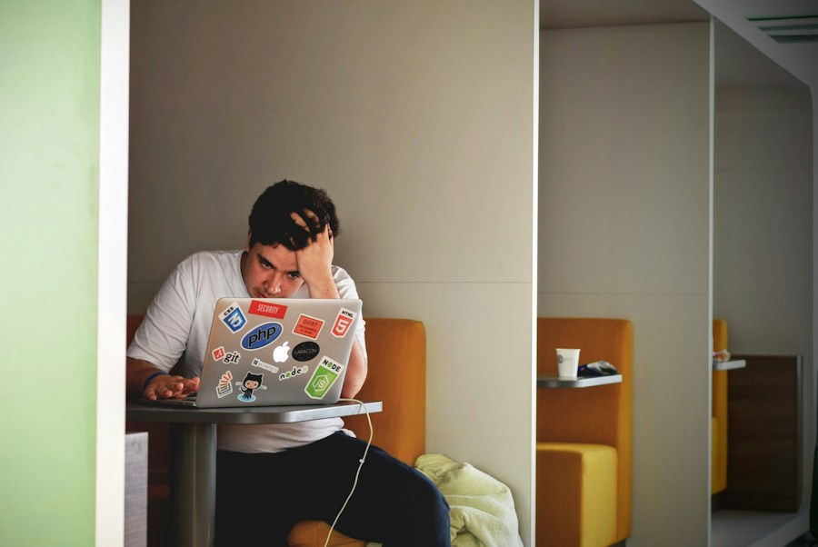 IT-professional die nadenkt over het inschakelen van hulp bij werkstress