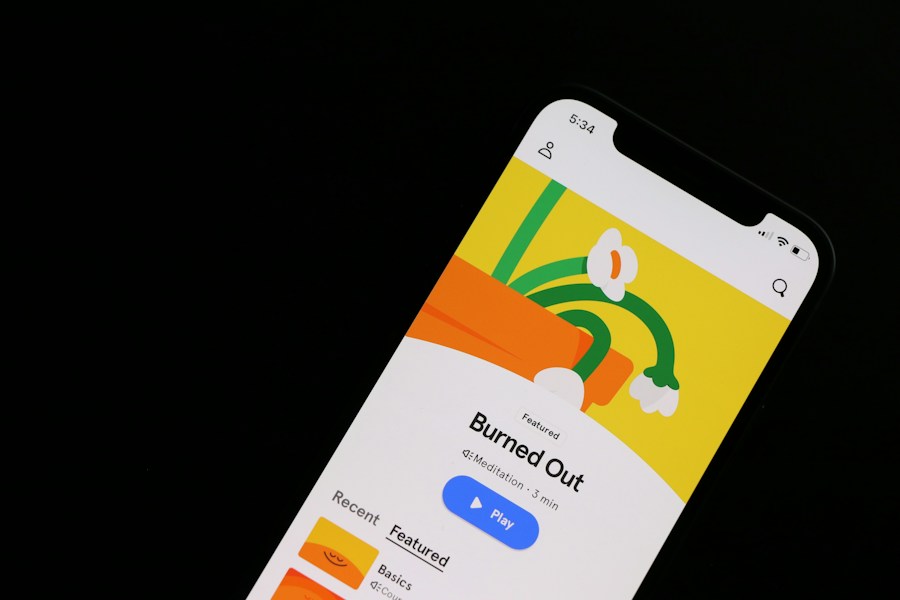 Smartphone met een korte meditatie over burn-out op het scherm